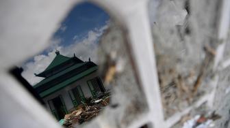 Suasana Masjid Al Amin diantara bangunan yang rusak akibat gempa dan tsunami di Wani, Donggala, Sulawesi Tengah, Minggu (14/10). [ANTARA FOTO/Wahyu Putro] 