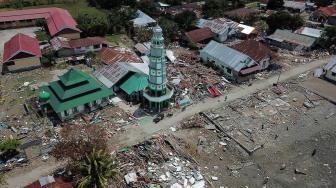 Suasana Masjid Al Amin diantara bangunan yang rusak akibat gempa dan tsunami di Wani, Donggala, Sulawesi Tengah, Minggu (14/10). [ANTARA FOTO/Wahyu Putro] 