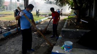 Petugas Lapas bersama warga binaan membersihkan ruang tahanan pascagempa di Lembaga Pemasyarakatan (Lapas) Kelas III Palu, Sulawesi Tengah, Senin (15/10). [ANTARA FOTO/Sahrul Manda Tikupadang]