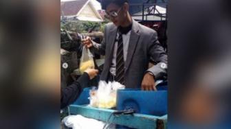 Penjual Tahu Keliling Berdasi Ini Sukses Dikerubuti Emak-emak