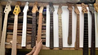 Proses pembuatan gitar di Syukey Guitars, Ciputat, Tangerang Selatan, Selasa (16/10). (Suara.com/Fakhri Hermansyah)