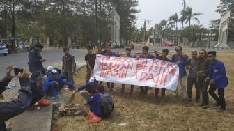 Bupati Bekasi Ditangkap KPK, Mahasiswa Gelar Syukuran