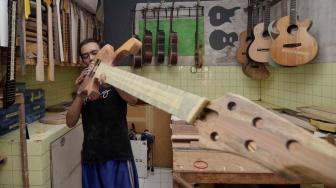 Proses pembuatan  gitar di Syukey Guitars, Ciputat, Tangerang Selatan, Selasa (16/10). (Suara.com/Fakhri Hermansyah)