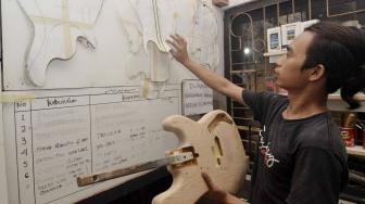 Proses pembuatan gitar di Syukey Guitars, Ciputat, Tangerang Selatan, Selasa (16/10). (Suara.com/Fakhri Hermansyah)