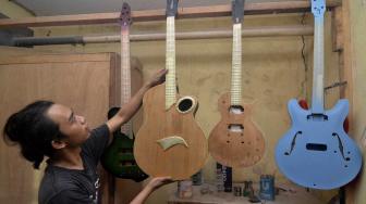 Proses pembuatan gitar di Syukey Guitars, Ciputat, Tangerang Selatan, Selasa (16/10). (Suara.com/Fakhri Hermansyah)