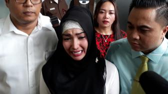 Masih Berduka Ditinggal Ibu, Roro Fitria Menangis di Pengadilan