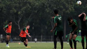 Pemain Timnas Indonesia U-19 Egy Maulana Vikri saat latihan jelang laga perdana Grup A Piala AFC U-19 melawan Taiwan di Lapangan A Kompleks GBK, Jakarta, Rabu (17/10). [Suara.com/Muhaimin A Untung]