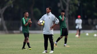 Pelatih Timnas U-19 Indra Sjafri memberi arahan pada timnya saat latihan jelang laga perdana Grup A Piala AFC U-19 melawan Taiwan di Lapangan A Kompleks GBK, Jakarta, Rabu (17/10). [Suara.com/Muhaimin A Untung]