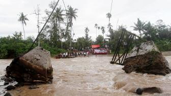 Banjir di Perkampungan Baduy Akibat Sungai Cibarani Meluap Sebabkan Jembatan Penghubung Antar Kampung Roboh