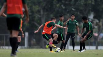 Pelatih Timnas U-19 Indra Sjafri memberi arahan pada timnya saat latihan jelang laga perdana Grup A Piala AFC U-19 melawan Taiwan di Lapangan A Kompleks GBK, Jakarta, Rabu (17/10). [Suara.com/Muhaimin A Untung]