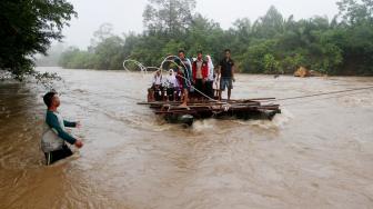 Sejumlah pelajar menggunakan perahu getek untuk menyeberang sungai Batang Batahan di Jorong Lubuk Gobing, Nagari Silaping, Kecamatan Ranah Batahan, Kabupaten Pasaman Barat, Sumatera Barat, Rabu (17/10). [ANTARA FOTO/Muhammad Arif Pribadi]