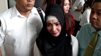 Hormati Almarhumah Ibu, Roro Fitria Berhijab Jalani Sidang