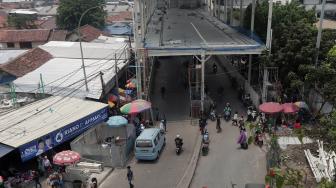 Kendaraan melintas di Jalan Jatibaru Raya, Tanah Abang, Jakarta, Rabu (17/10). [Suara.com/Muhaimin A Untung]