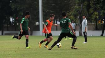 Pemain Timnas Indonesia U-19 Egy Maulana Vikri saat latihan jelang laga perdana Grup A Piala AFC U-19 melawan Taiwan di Lapangan A Kompleks GBK, Jakarta, Rabu (17/10). [Suara.com/Muhaimin A Untung]