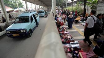 Kendaraan melintas di Jalan Jatibaru Raya, Tanah Abang, Jakarta, Rabu (17/10). [Suara.com/Muhaimin A Untung]