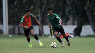 Pemain Timnas U-19 melakukan latihan jelang laga perdana Grup A Piala AFC U-19 melawan Taiwan  di Lapangan A Kompleks GBK, Jakarta, Rabu (17/10). [Suara.com/Muhaimin A Untung]