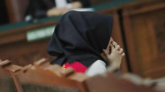 Terdakwa kasus penyalahgunaan narkotika Roro Fitria saat menjalani sidang putusan di Pengadilan Negeri Jakarta Selatan, Kamis (18/10). [Suara.com/Muhaimin A Untung]