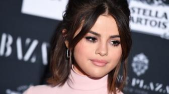 Berkunjung ke Sekolah Lama, Selena Gomez Motivasi Para Murid