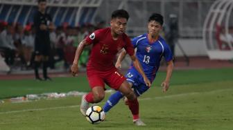 Pemain Timnas Indonesia Muhammad Rafli Mursalim menggiring bola dibayangi pemain Timnas Taiwan Chiu Po Jui dalam penyisihan Grup A Piala Asia U-19 di Stadion Utama Gelora Bung Karno, Jakarta, Kamis (18/10). [Suara.com/Muhaimin A Untung]