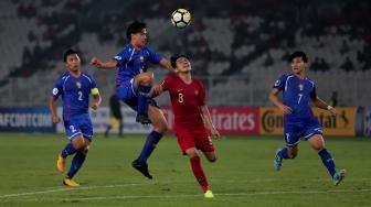 Pemain Timnas Indonesia Witan Sulaeman saling berebut bola dengan pesepak bola Taiwan Karl Hu Josefsson dalam penyisihan Grup A Piala Asia U-19 di Stadion Utama Gelora Bung Karno, Jakarta, Kamis (18/10). [Suara.com/Muhaimin A Untung]