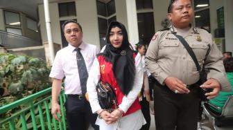 Terdakwa kasus penyalahgunaan narkotika Roro Fitria saat menjalani sidang putusan di Pengadilan Negeri Jakarta Selatan, Kamis (18/10). [Suara.com/Muhaimin A Untung]