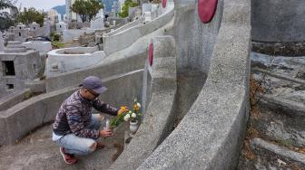 Warga mengunjungi makam kerabat saat Festival Chung Yeung atau juga dikenal Tomb Sweeping Day di sebuah pemakaman di Hong Kong, Rabu (17/10). [AFP/Anthony WALLACE]