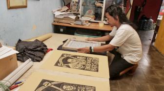 Anggota Komunitas Taring Babi memperlihatkan design sablon kaos di Kawasan Jagakarsa, Jakarta Selatan, Kamis (18/10). (Suara.com/Fakhri Hermansyah)