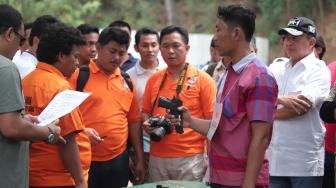 Tersangka mencontohkan menembak saat melakukan gelar rekonstruksi terkait kasus peluru nyasar gedung DPR RI di Lapangan Tembak, Senayan, Jakarta, Jumat (19/10). [Suara.com/Muhaimin A Untung]