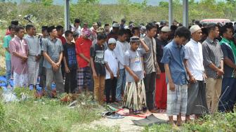 Sejumlah umat muslim pengungsi korban gempa dan pencairan tanah (likuifaksi) menjalankan ibadah salat jumat di tempat ibadah sementara di lokasi pengungsian di Petobo, Palu, Sulawesi Tengah, Jumat (19/10). (ANTARA FOTO/Mohamad Hamzah)