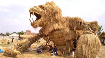 Hewan Purba dari Jerami Beraksi di Festival Jerami Banjarejo 2018