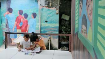 Sejumlah warga beraktifitas di Kampung mural tiga dimensi Pekayon Jaya, Bekasi, Jawa Barat, (19/10). (Suara.com/Fakhri Hermansyah)