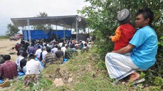 Warga Palu Salat Jumat di Pengungsian