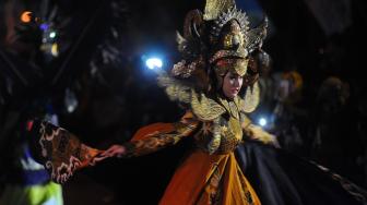 Model membawakan busana batik khas Pamekasan saat 'Madura Eksotik Carnival' di Pamekasan, Jawa Timur, Jumat (19/10).  [ANTARA FOTO/Saiful Bahri]