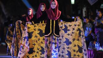 Model membawakan busana batik khas Pamekasan saat 'Madura Eksotik Carnival' di Pamekasan, Jawa Timur, Jumat (19/10).  [ANTARA FOTO/Saiful Bahri]