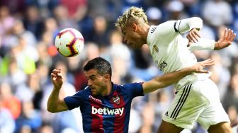 Bek Levante, Sergio Postigo mencoba menghadang pemain Real Madrid Mariano selama pertandingan sepak bola liga Spanyol, Real Madrid melawan Levante di Stadion Santiago Bernabeu, Madrid,Spanyol, Sabtu (20/10). [AFP/GABRIEL BOUYS]