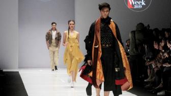 Sejumlah model saat menampilkan baju hasil rancangan desainer lokal dan International pada pembukaan Jakarta Fashion Week (JFW) 2019 di Senayan, Jakarta, Sabtu (20/10).(Suara.com/Fakhri Hermansyah)