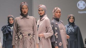 Sejumlah model saat tampil pada Jakarta Fashion Week 2019 di Senayan, Jakarta Pusat, Sabtu (20/10). (Suara.com/Fakhri Hermansyah)