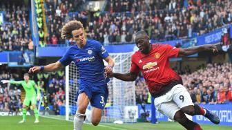 Striker Manchester United Romelu Lukaku bersaing mendapatkan bola dengan bek Chelsea David Luiz selama pertandingan sepak bola Liga Inggris antara Chelsea melawan Manchester United di Stadion Stamford Bridge, London, Inggris, Sabtu (20/10). [AFP/Glyn KIRK] 