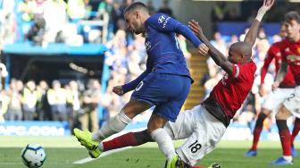 Gelandang Chelsea Eden Hazard menendang bola dan dihadang gelandang Manchester United Ashley Young selama pertandingan sepak bola Liga Inggris antara Chelsea melawan Manchester United di Stadion Stamford Bridge, London, Sabtu (20/10). [AFP/Glyn KIRK] 