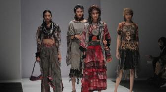 Sejumlah model saat menampilkan karya kolaborasi antara Australian fashion showcase bersama collections  Aboriginal Arts Centres dan Alumni, Novita Yunus-Batik Chic di Jakarta Fashion Week 2019, Senayan, Jakarta Pusat, Sabtu (20/10).  (Suara.com/Fakhri Hermansyah)