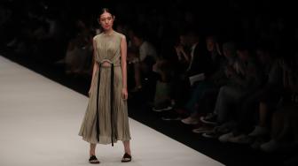 Model memperagakan busana rancangan Peggy Hertanto dalam perhelatan Jakarta Fashion Week 2019 di Senayan City, Jakarta, Minggu (21/10). [Suara.com/Muhaimin A Untung]