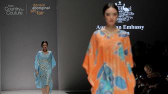 Sejumlah model saat menampilkan karya  Novita Yunus-Batik Chic pada Jakarta Fashion Week 2019 di Senayan, Jakarta Pusat, Sabtu (20/10).  (Suara.com/Fakhri Hermansyah)