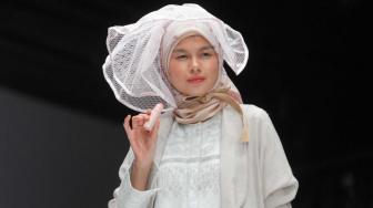 Model saat menampilkan produk Kosmetik Wardah pada Jakarta Fashion Week 2019 di Senayan, Jakarta Pusat, Sabtu (20/10). (Suara.com/Fakhri Hermansyah)