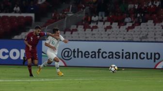 Pesepak bola Timnas Indonesia Egy Maulana Vikri berebut bola dengan pesepak bola Qatar Nasir Peer Baksh dalam penyisihan Grup A Piala Asia U-19 di Stadion Utama Gelora Bung Karno, Jakarta, Minggu (21/10). [Suara.com/Muhaimin A Untung]