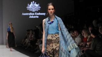 Sejumlah model saat menampilkan karya  Novita Yunus-Batik Chic pada Jakarta Fashion Week 2019 di Senayan, Jakarta Pusat, Sabtu (20/10).  (Suara.com/Fakhri Hermansyah)