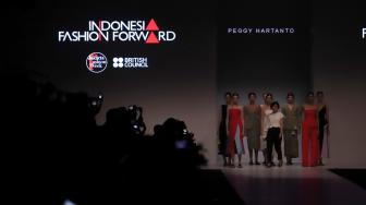 Model memperagakan busana rancangan Peggy Hertanto dalam perhelatan Jakarta Fashion Week 2019 di Senayan City, Jakarta, Minggu (21/10). [Suara.com/Muhaimin A Untung]