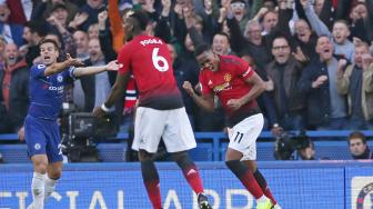 
Striker Manchester United Anthony Martial merayakan golnya setelah mencetak gol pertama ke gawang Chelsea selama pertandingan sepak bola Liga Inggris antara Chelsea melawan  Manchester United di Stadion Stamford Bridge, London, Inggris, Sabtu (20/10). [AFP/Glyn KIRK] 