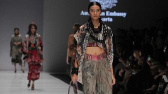 Sejumlah model saat menampilkan karya kolaborasi antara Australian fashion showcase bersama collections  Aboriginal Arts Centres dan Alumni, Novita Yunus-Batik Chic di Jakarta Fashion Week 2019, Senayan, Jakarta Pusat, Sabtu (20/10).  (Suara.com/Fakhri Hermansyah)