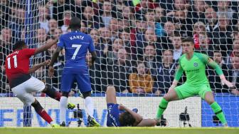 Striker Manchester United Anthony Martial menembak dan mencetak gol saat pertandingan sepak bola Liga Inggris antara Chelsea melawan Manchester United di Stadion Stamford Bridge, London, Inggris, Sabtu (20/10). [AFP/Glyn KIRK] 