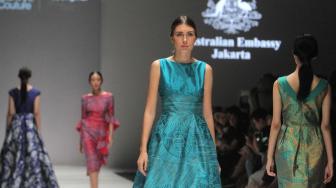 Sejumlah model saat menampilkan karya kolaborasi antara Australian fashion showcase bersama collections  Aboriginal Arts Centres dan Alumni, Novita Yunus-Batik Chic di Jakarta Fashion Week 2019, Senayan, Jakarta Pusat, Sabtu (20/10).  (Suara.com/Fakhri Hermansyah)